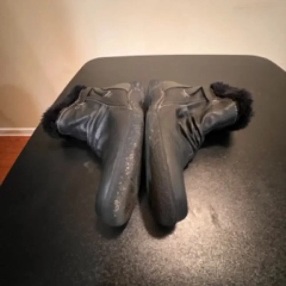 Yuu size 7.5 fur lined black ankle boots